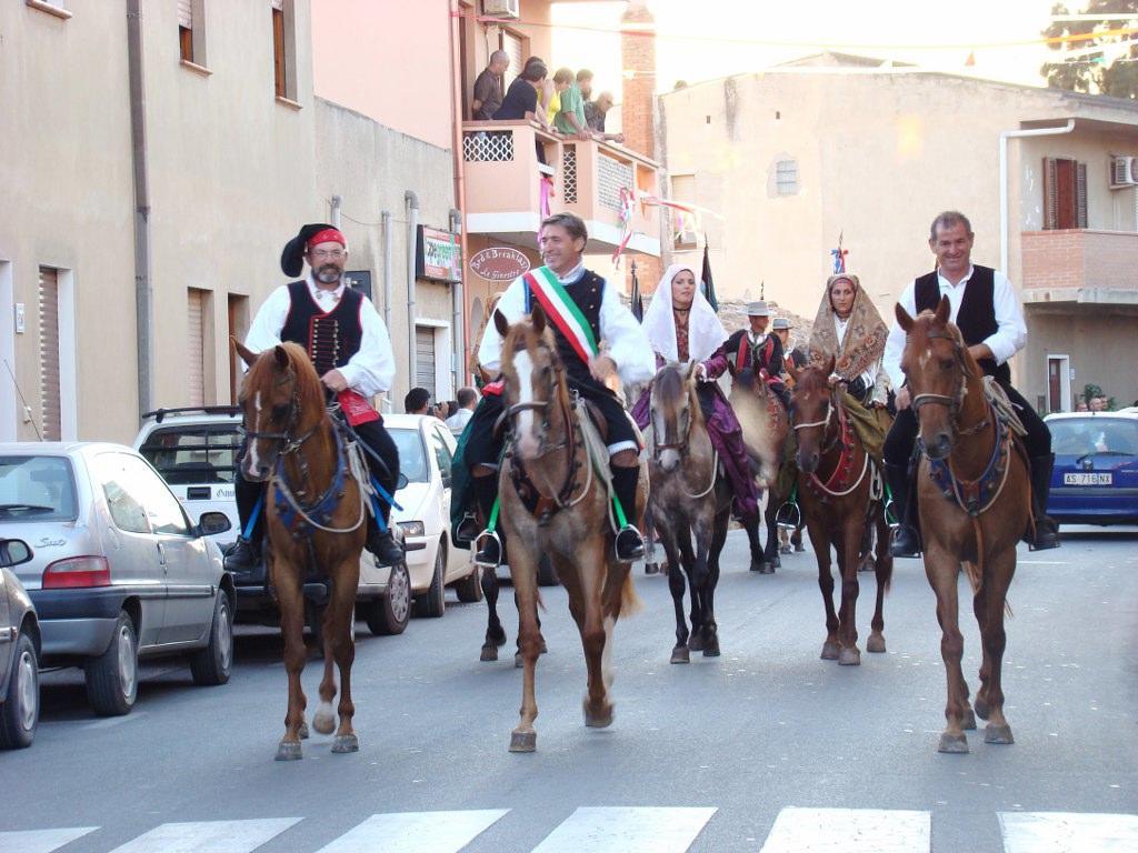 B&B Gli Ulivi SantʼAnna Arresi Exteriör bild